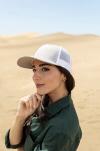 ide-view-smiley-woman-with-trucker-hat